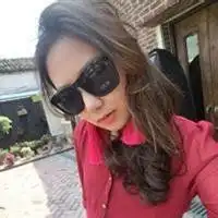 头像女生戴帽子和墨镜春