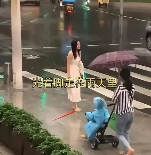 婚前发现未婚夫劈腿,女生光脚雨中前行,母亲默默跟随