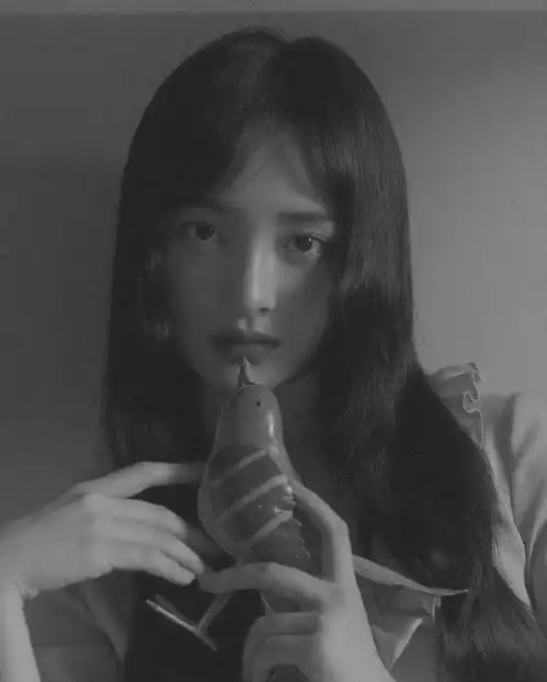 不愧是女团出身,周洁琼穿吊带碎花裙,斜躺长椅上尽显s型曲线