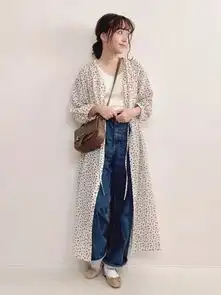 春夏换季时刻的轻松女孩风格首推碎花洋装打造烂漫的季节色彩
