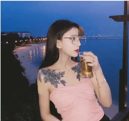 快手最社会的两个纹身女孩死亡玫瑰vs两只小鸟你更爱哪一个