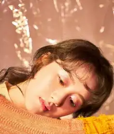 胡冰卿条纹长袖配橙色背带裙,清新可爱,眼妆更被赞好少女