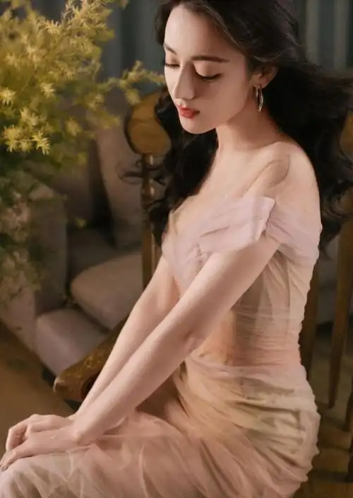 迪丽热巴穿薄纱连衣裙亮相,仙气飘飘惹人羡慕,真是人间尤物