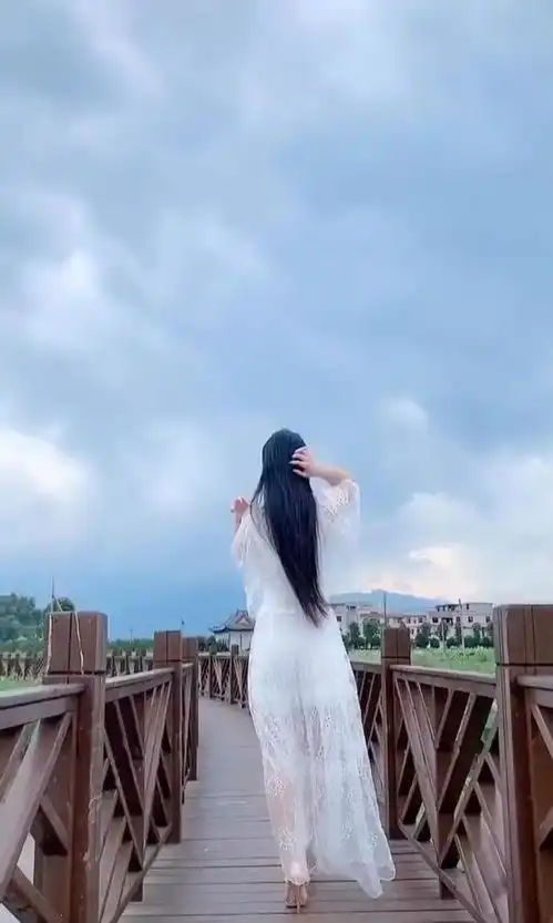 户外穿着一袭白色连衣裙的美女,穿出不一样的仙女气质