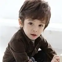 这个帅气的小孩叫什么名字