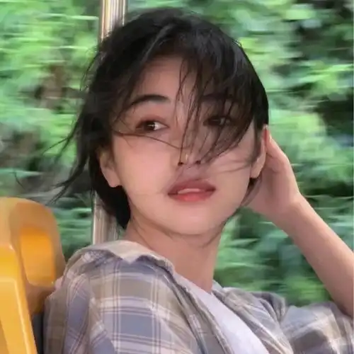 小众的短发女生头像