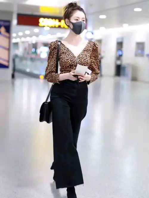 张天爱是女生的标杆,身穿白色运动服搭配黑色修身裤,时尚又清纯