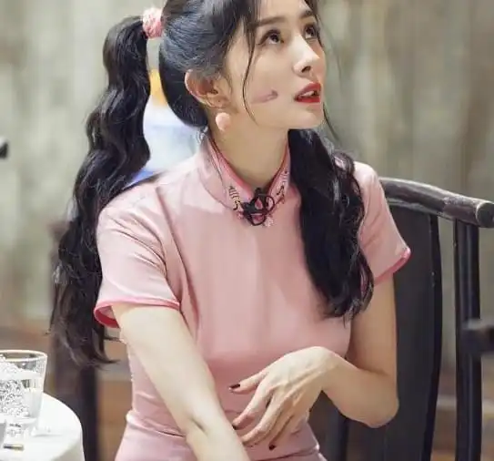 扎双马尾的女生头像