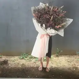 超大的手捧花束图片浪漫大全好看的手捧花束图片