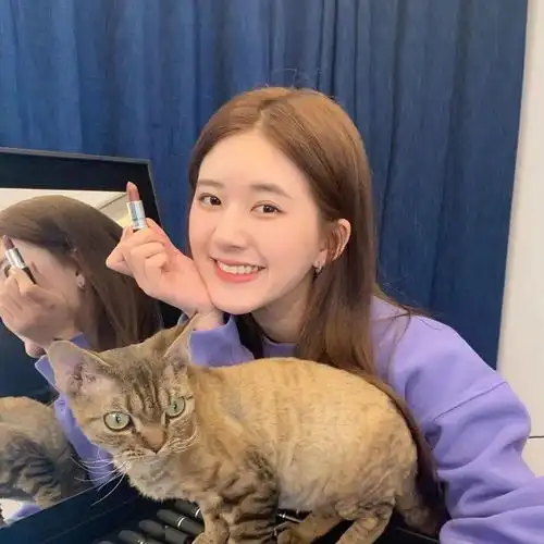 头像一个人吃饭会孤单但一个人吃零食就不会