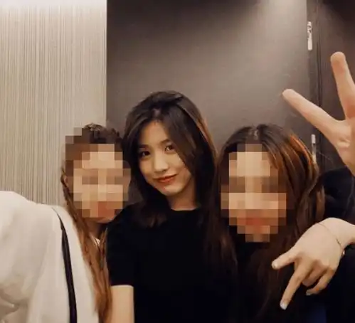 汪峰15岁大女儿晒侧颜照,装扮造型尽显成熟,网友像她妈妈