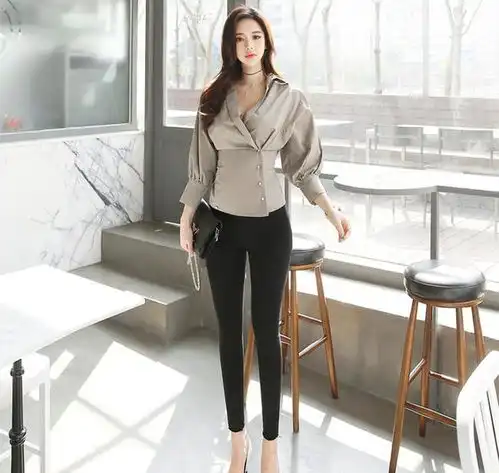 身姿丰盈的气质美女,即便是一款休闲裤,也能赚足眼球