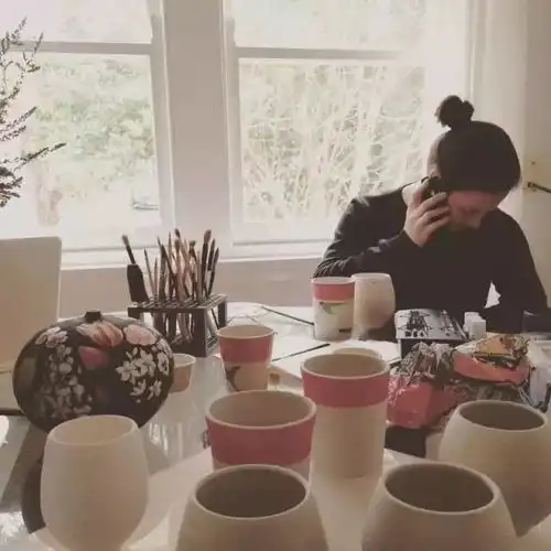 她将美好画在陶罐上,据说看到的人都会一见钟情
