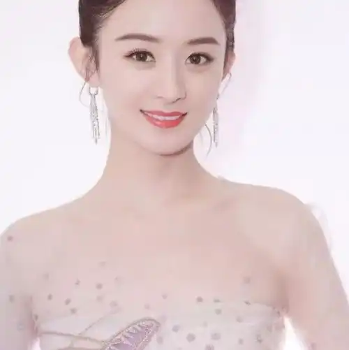 赵丽颖和众男星合影,前几位都是规规矩矩,遇到他就笑得很甜