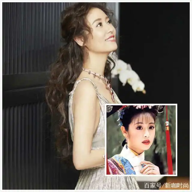 42岁林心如心情大好逛故宫,黑色羽绒服穿出少女感,美得高级