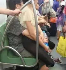 武汉裸女地铁玩ipad盘点地铁公交雷人男女