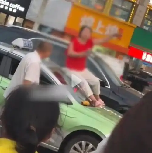 太荒诞青岛女子与司机纠纷,脱光车顶热舞,压力却给到香港卫视