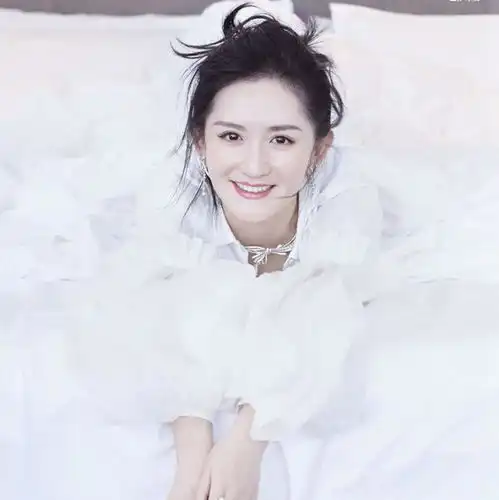 又被辣妈谢娜美到了,37岁穿白裙嫩成少女,网友张杰好福气