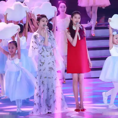 春晚录制景甜关晓彤同台演唱就是爱景甜碎花长裙优雅可人,关晓彤甜美被网友喊话