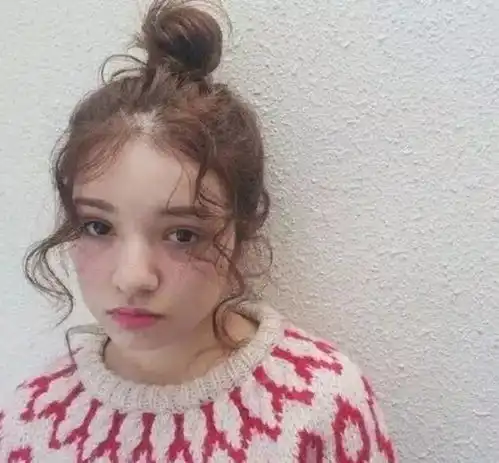 我是女生,爱漂亮的女生学学人家怎么扎头发