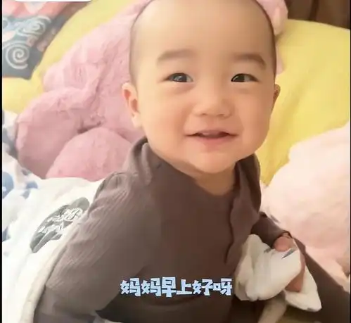 李亚鹏女儿会喊妈妈了,海哈金喜陪同去上学,自家学校伙食很好