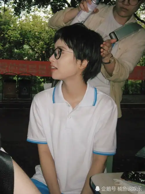 沈月尝试假小子短发,戴黑框眼镜少女变少年这下彻底认不出来了