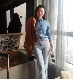 与众不同的时尚牛仔裤,街头气质优雅的女神,网友真会穿
