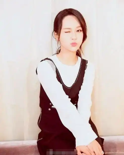 赵丽颖刘诗诗杨紫郑爽杨幂刘亦菲等女星嘟嘴卖萌,你被谁萌化了