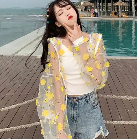 近期有一种透明外套很火爆,超仙的少女范,跑花丛玩去啦了