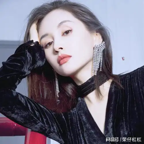 王子文越来越美了,有一丝丝赫本的气质