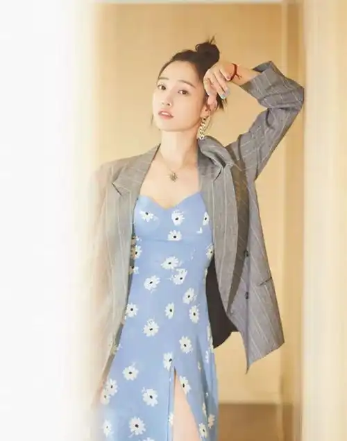 女明星还真是敢穿开叉到大腿根,西装外套完全挡不住好气质
