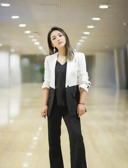 35岁何洁被抓拍,生图下身材臃肿,肚腩凸出,状态宛如中年大妈