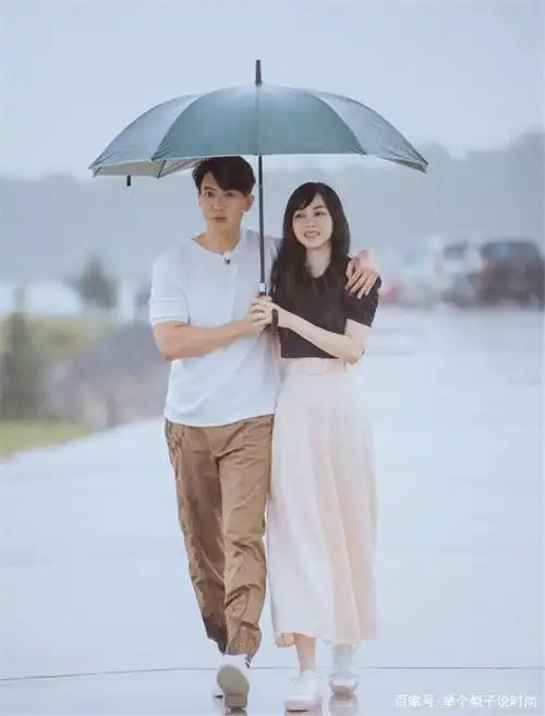 林丽莹真有气质穿黑衣配白裙不输女明星,怪不得吴尊爱了20多年