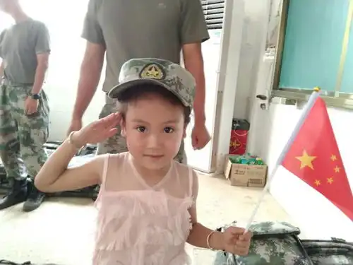 前线瞬间可爱的孩子和可爱的兵