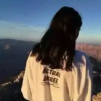 长发飘飘女生背影微信头像图片
