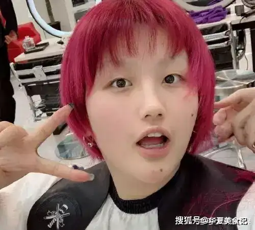 赤木刚宪短发造型曝光,没化妆就敢自拍,看着不像19岁