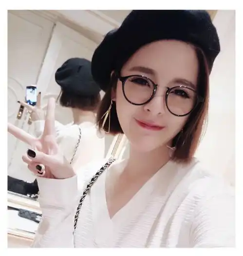 女生戴眼镜怎么戴才好看