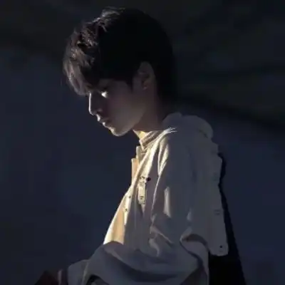 男生头像月亮说一起走夜路吧