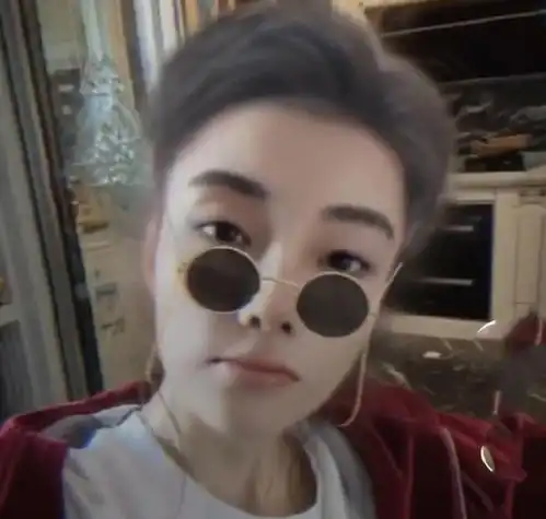 李小璐挑战男性脸,却撞脸贾乃亮,和女儿跳舞身材惹人羡慕