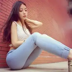 时尚辣妹穿紧身裤走在大街,笑容甜美,做女人挺好