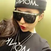 头像女生戴帽子和墨镜宝