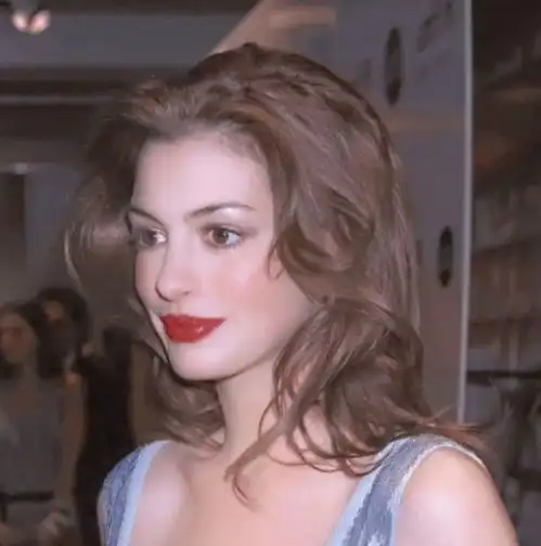 安妮海瑟薇从早期美女到红毯超模,她是时尚界的新女王