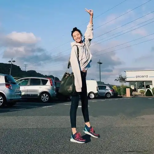 178cm的刘雯不止霸气侧漏,穿起粉色的她竟也能温柔的像个小女生