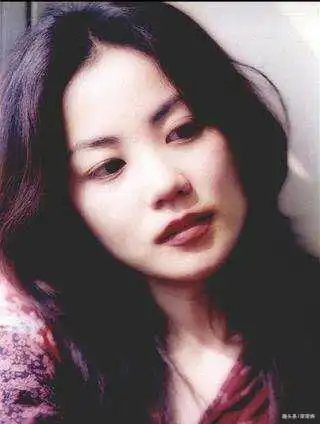 女神年轻时多美本以为周迅柏芝王菲够灵动,看到袁泉真人芭比