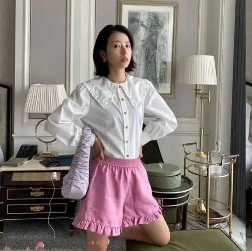 街拍,美女穿白色半身短裙,简约干练又时髦