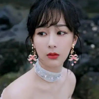 杨紫的脚有多小当她被升到50米高空时,脚指头努力勾着高跟鞋