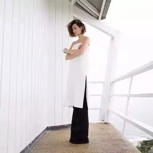 欧阳娜娜100块穿出1000块的质感,而关晓彤3万块的衣服穿出买菜大妈感