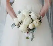 女生头像手捧花新郎