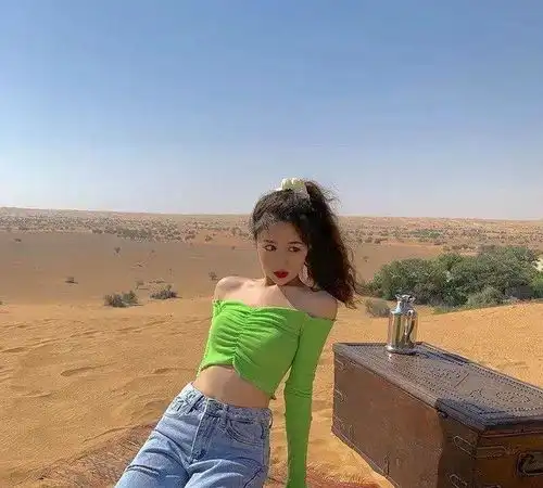 害羞的美女,露脐小衫搭配低腰牛仔裤,穿出小蛮腰的美,羡煞旁人