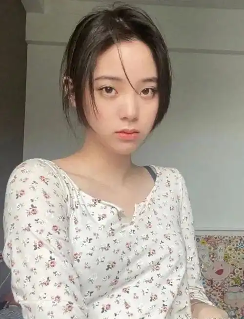 青春靓丽的欧阳娜娜,深夜造型太亮眼,尽显一双大长腿